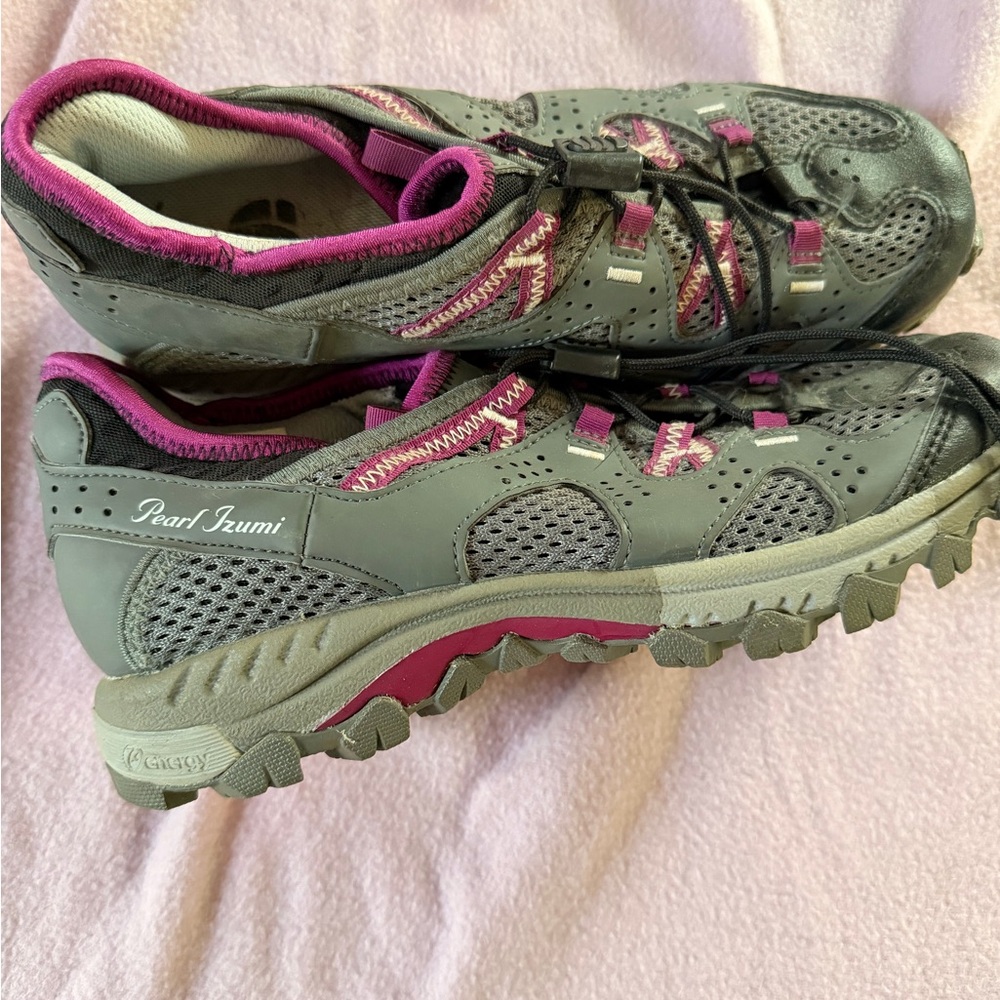 Women’s Pearl Izumi Clip In Bike Shoes - Picture 2 of 3